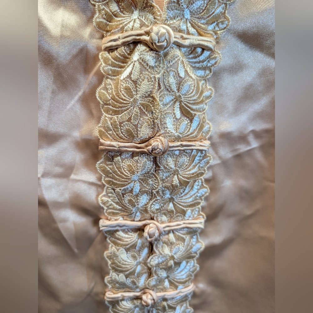 Nk Woman’s Champagne 100% Silk With Lace Trim Lounging Set Sz Xl Nwot — image 6 of 8